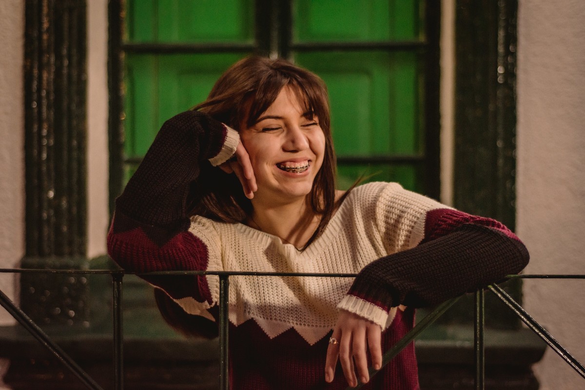 fotografo de debutante 15 anos profissional e criativo em dois irmaos de sao leopoldo fotos urbanas fotos de rua noite por do sol fumaça azul e camisa do gremio oculos escuro fundo verde rua estrada boeira