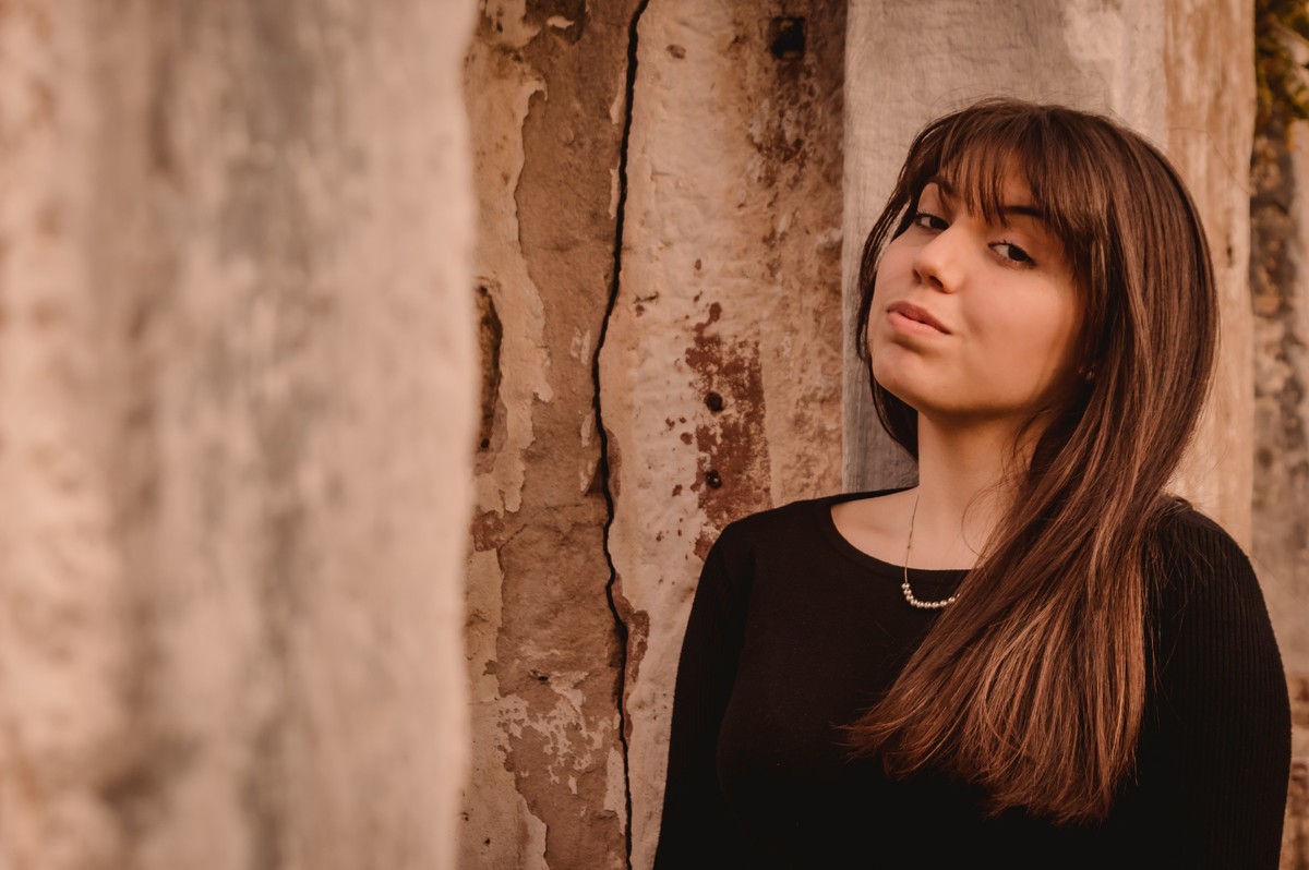 fotografo de debutante 15 anos profissional e criativo em dois irmaos de sao leopoldo fotos urbanas fotos de rua noite por do sol fumaça azul e camisa do gremio oculos escuro fundo verde rua estrada boeira