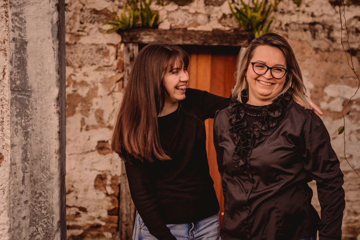 fotografo de debutante 15 anos profissional e criativo em dois irmaos de sao leopoldo fotos urbanas fotos de rua noite por do sol fumaça azul e camisa do gremio oculos escuro fundo verde rua estrada boeira