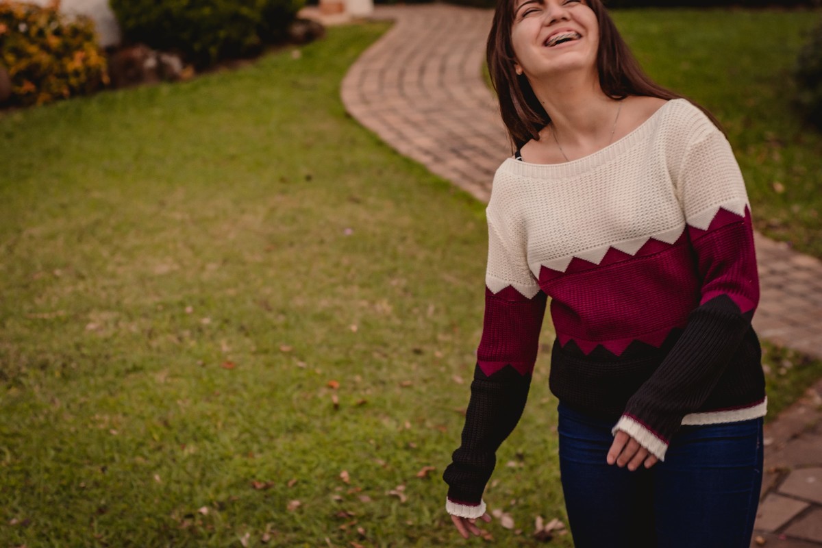fotografo de debutante 15 anos profissional e criativo em dois irmaos de sao leopoldo fotos urbanas fotos de rua noite por do sol fumaça azul e camisa do gremio oculos escuro fundo verde rua estrada boeira