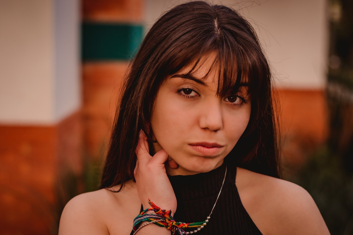 fotografo de debutante 15 anos profissional e criativo em dois irmaos de sao leopoldo fotos urbanas fotos de rua noite por do sol fumaça azul e camisa do gremio oculos escuro fundo verde rua estrada boeira