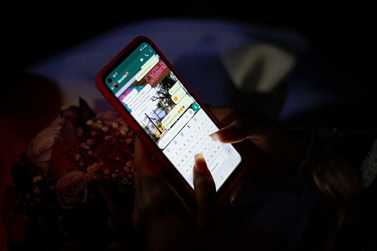 fotografo profissional de casamento wedding em portao rs sao leopoldo espaco de eventos dresh casamento na pandemia noivo e noiva casados fotos diferentes autoria casal boeira Mandando um zap pro noivo