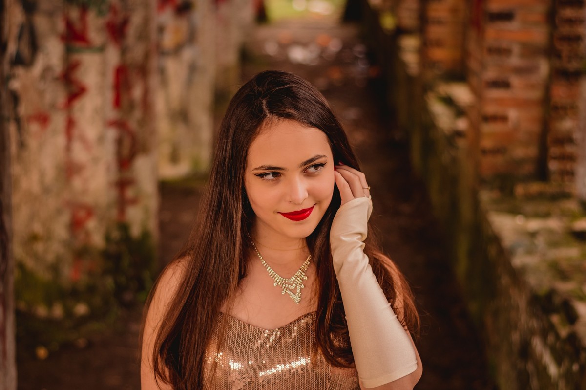 fotografo profissional em sao leopoldo fotografia pessoal debutante 15 anos morro reuther canela cassino em ruinas lages de pedra gramado rs aventura foto autoral casal boeira em meio ao corredor 