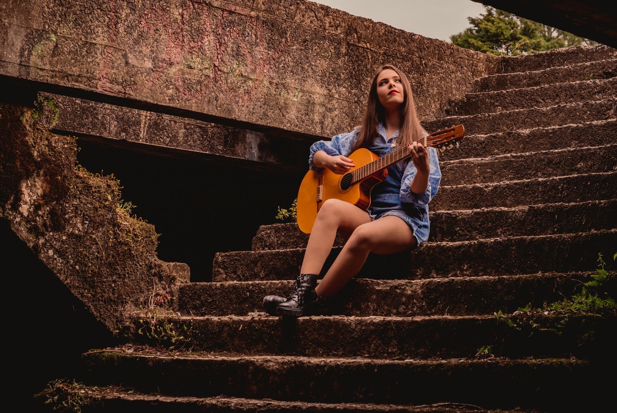 fotografo profissional em sao leopoldo fotografia pessoal debutante 15 anos morro reuther canela cassino em ruinas lages de pedra gramado rs aventura foto autoral casal boeira escada e violão