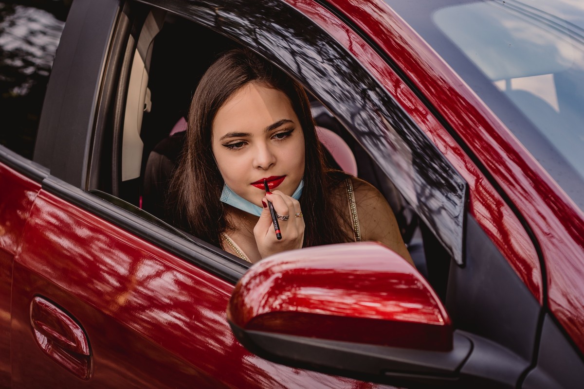 fotografo profissional em sao leopoldo fotografia pessoal debutante 15 anos morro reuther canela cassino em ruinas lages de pedra gramado rs aventura foto autoral casal boeira colocando o batom no carro