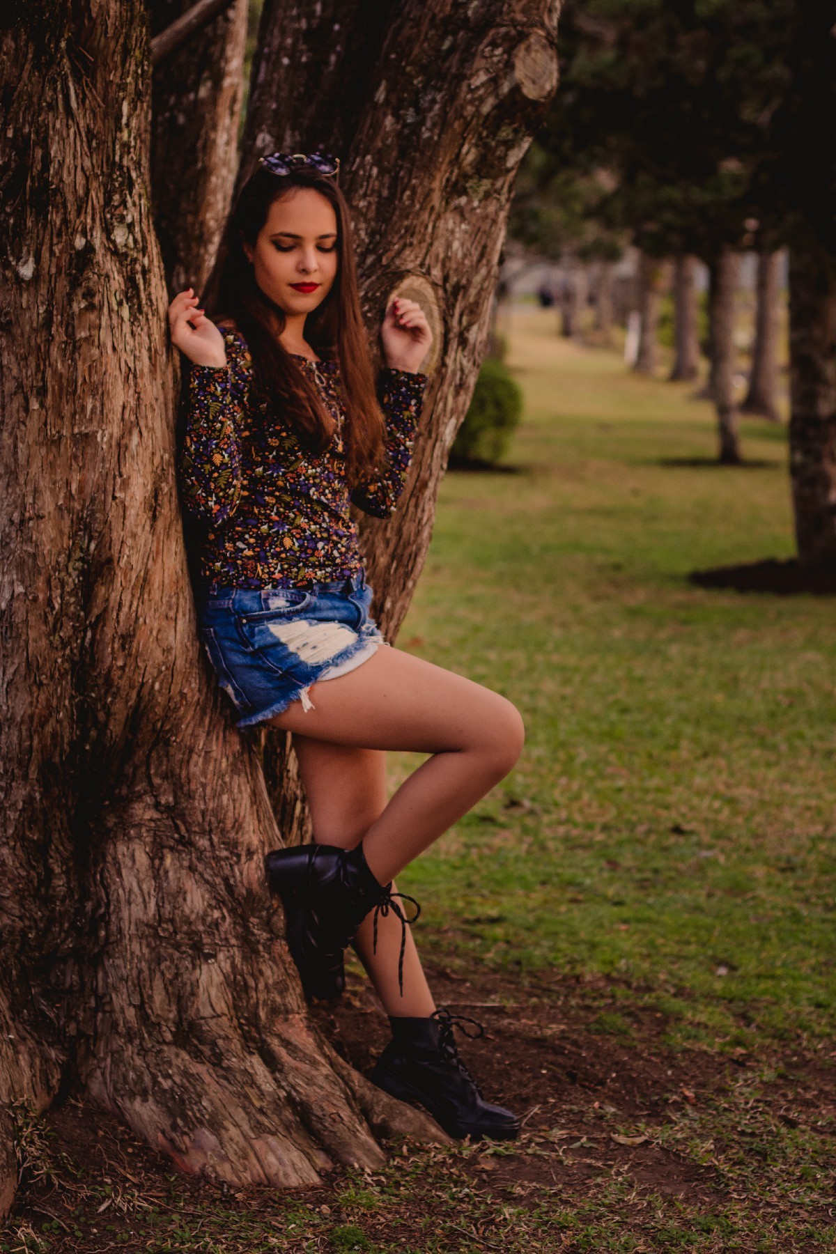 fotografo profissional em sao leopoldo fotografia pessoal debutante 15 anos morro reuther canela cassino em ruinas lages de pedra gramado rs aventura foto autoral casal boeira escorada na árvore