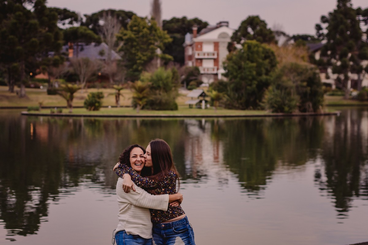 fotografo profissional em sao leopoldo fotografia pessoal debutante 15 anos morro reuther canela cassino em ruinas lages de pedra gramado rs aventura foto autoral casal boeira beijo na mãe