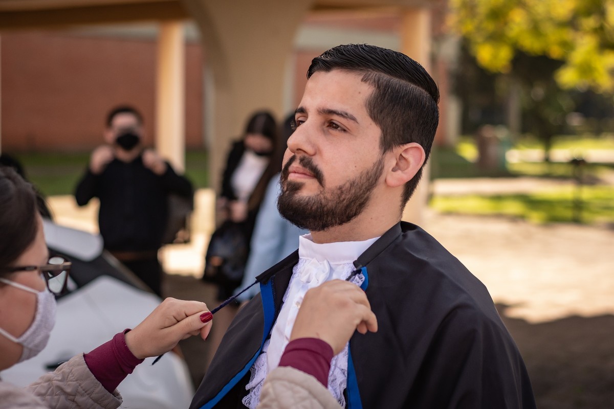 ensaio de formatura franklin fernandes ensaio de formatura na ulbra universidade luterana do brasil ciencia da computacao redes informatica franklin fernandes fotografo profissional casal boeira sao leopoldo formando canoas rs colocando a toga