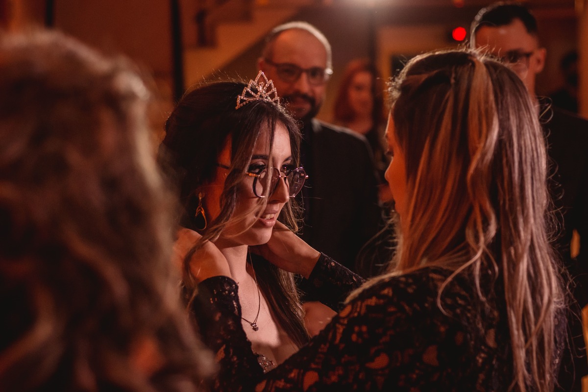 fotografo de debutante em sao leopoldo festa de 19 anos 15 anos 19th em estancia velha viva multieventos manu jaeger casal boeira fotografia outra irmã colocando o colar