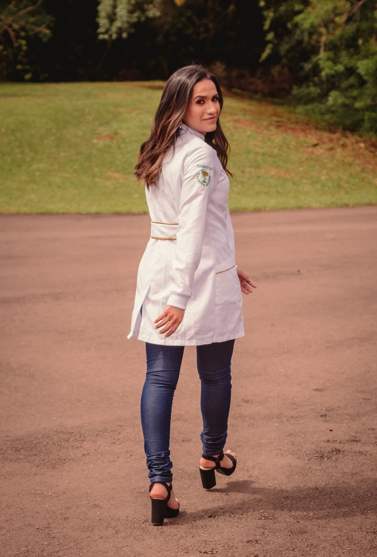 ensaio de formatura fotografo de formatura em sao leopoldo fotografia de formanda de curso farmacia universidade feevale novo hamburgo fotos no ok center emele dias toga e canudo amarelo casal boeira dá um oizinho