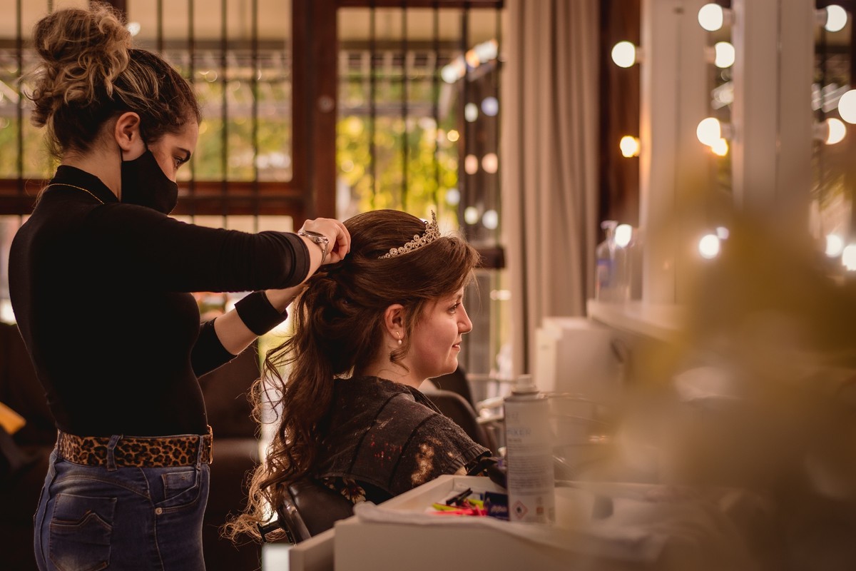 fotografo de debutante em sao leopoldo rs festa de 15th kamilly haack aquarium festas e eventos estancia velha vestido rosa balada aniversario quinze anos fotografo profissional casal boeira arrumando o cabelo