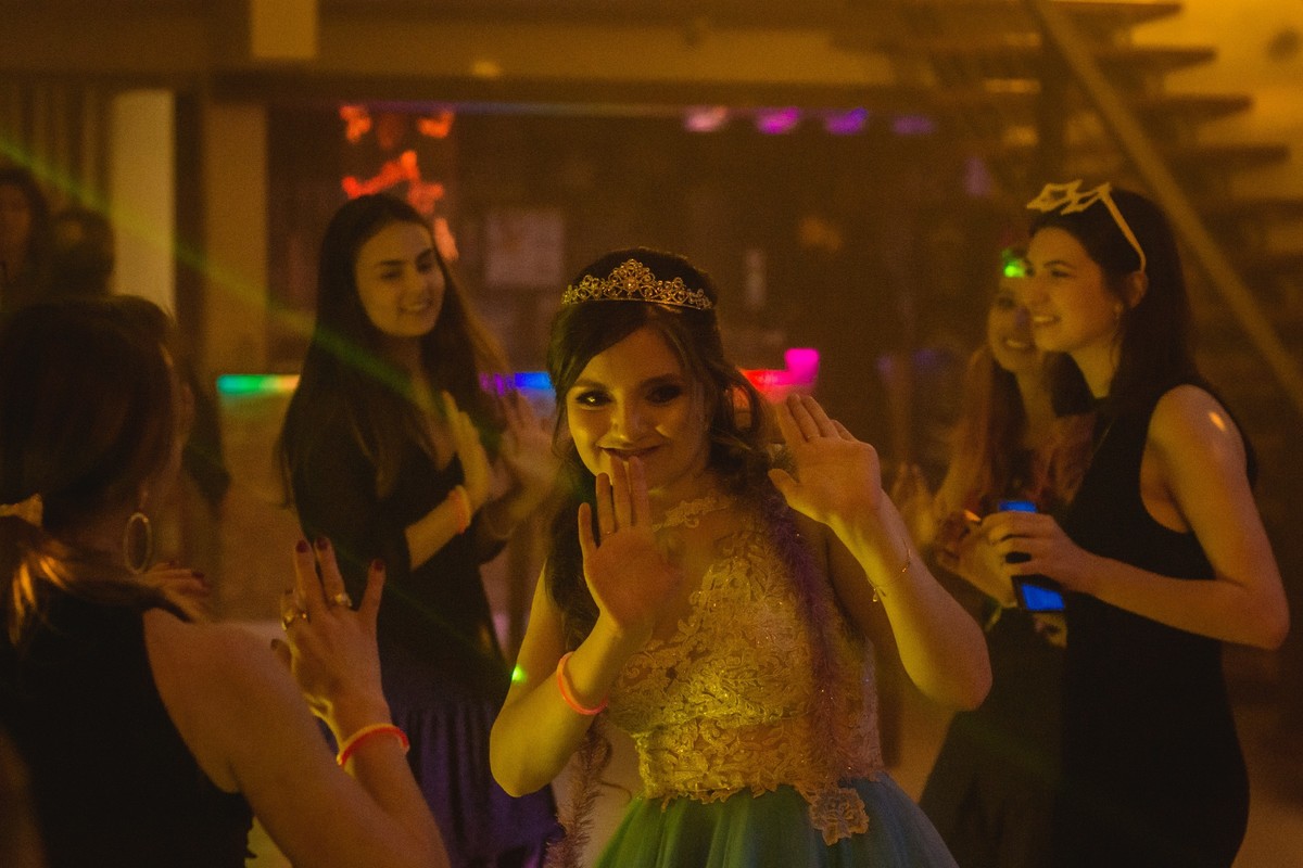 fotografo de debutante em sao leopoldo rs festa de 15th kamilly haack aquarium festas e eventos estancia velha vestido rosa balada aniversario quinze anos fotografo profissional casal boeira fim de festa fim de balada com debutante feliz