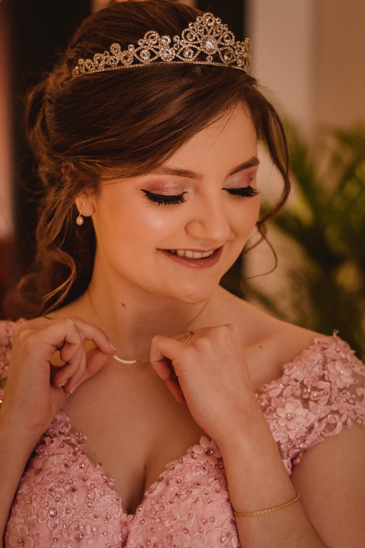 fotografo de debutante em sao leopoldo rs festa de 15th kamilly haack aquarium festas e eventos estancia velha vestido rosa balada aniversario quinze anos fotografo profissional casal boeira olha esse colar lindo