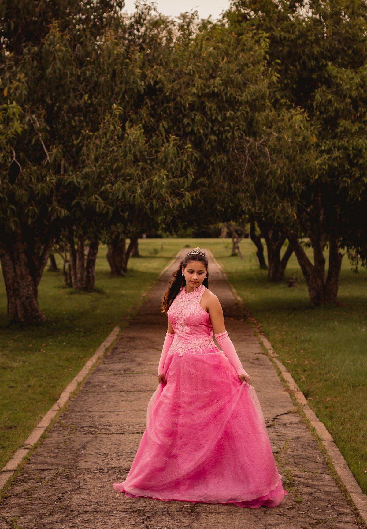 debutante evelin benite ensaio de debutante no parque do trabalhador em sao leopoldo vestido rosa fotografo de 15th em sao leopoldo rs casal boeira em meio a estradinha