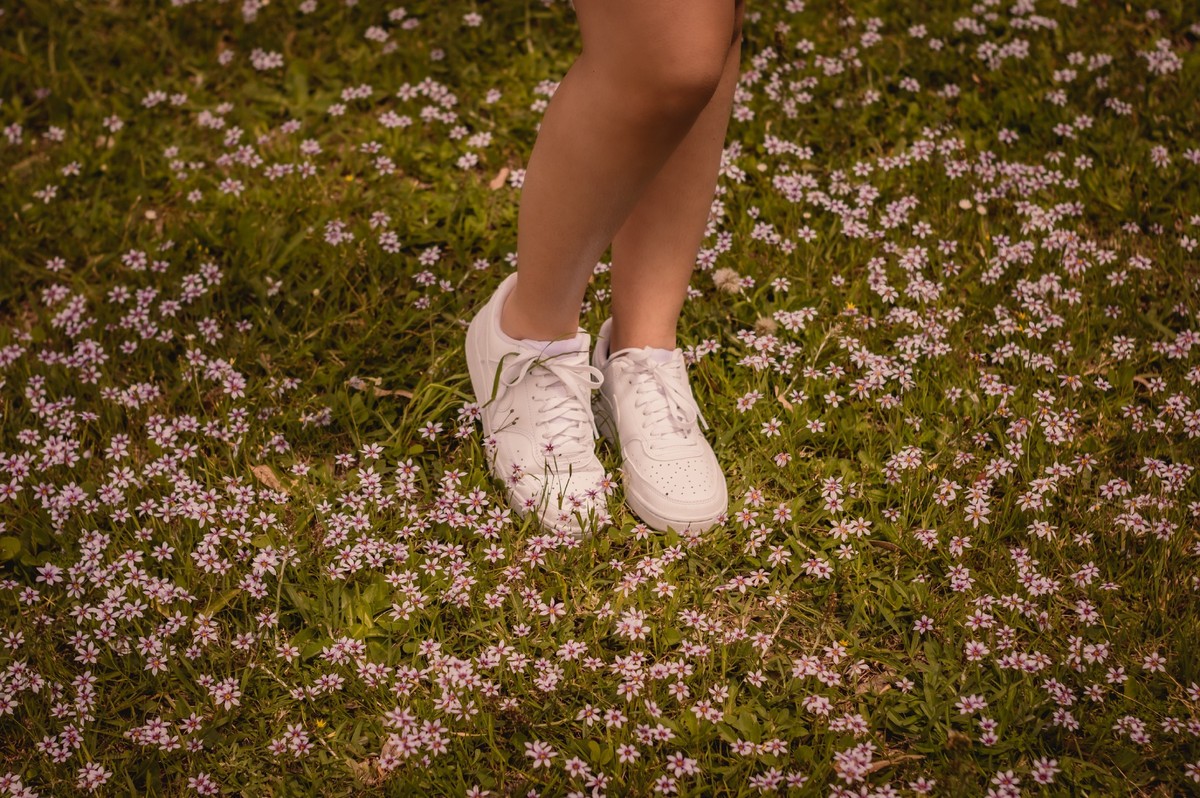 fotografo de debutante em sao leopoldo ensaio de 15th em porto alegre poa jardim botanico book externo izadora martins rio grande do sul casal boeira fotografia flores em seus pes