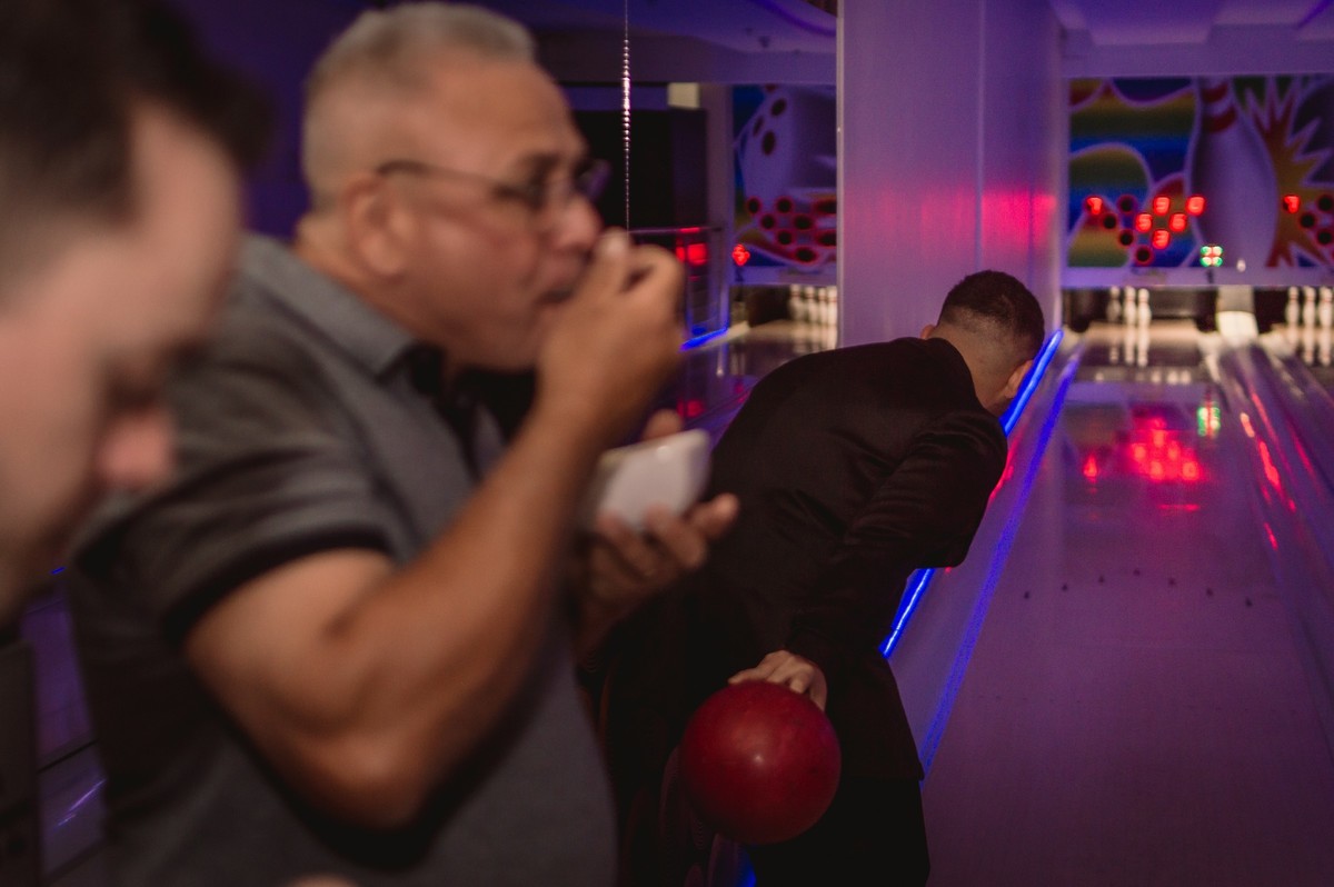 fotografo de debutante em sao leopoldo festa de 15th em canoas rio grande do sul fotografia de festas fotografos izadora martins casal boeira joga boliche aí