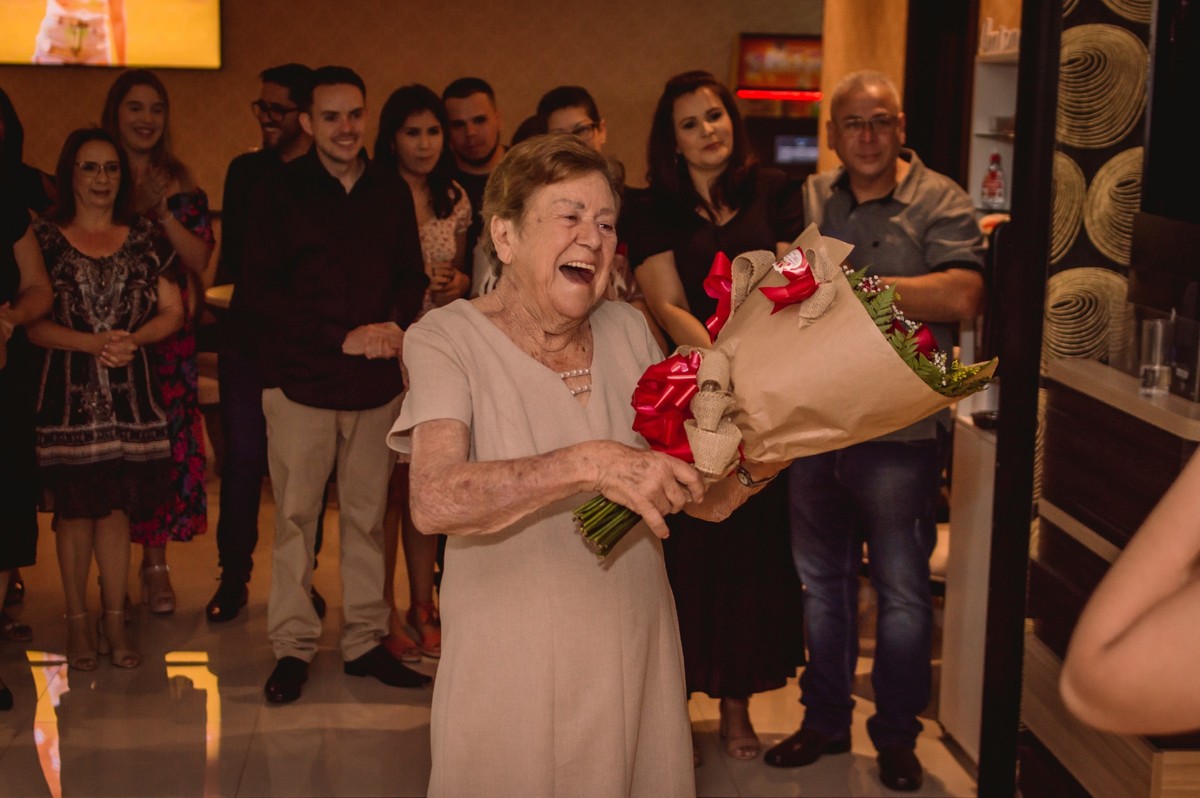 fotografo de debutante em sao leopoldo festa de 15th em canoas rio grande do sul fotografia de festas fotografos izadora martins casal boeira presente flores da vovó