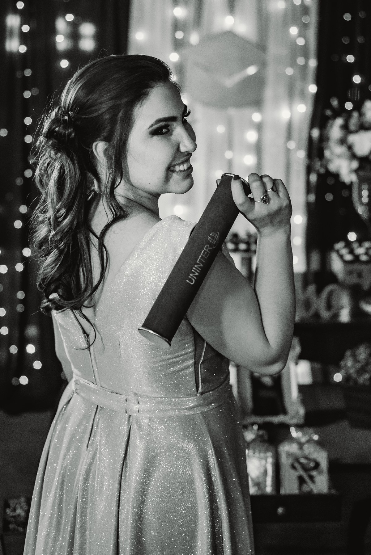 comemoracao-de-formatura-franciele-almeida-comemoracao-festa-de-formatura-formanda-vestido-prata-formatura-de-licenciatura-em-matematica-primavera-fotografo-profissional-de-formatura-casal-boeira