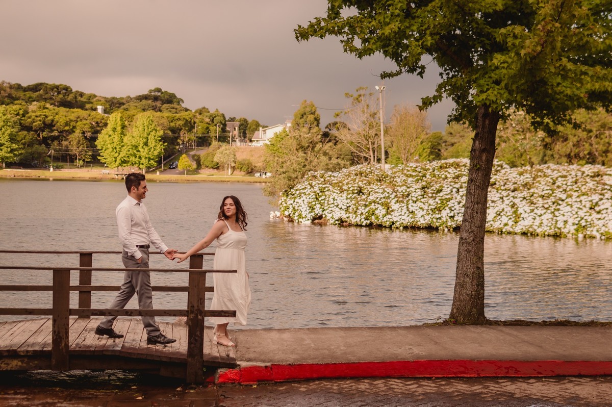 ensaio de casal em sao francisco de paula sao chico rs lago sao bernardo serra gaucha fotografo de casamento em sao leopoldo casal boeira pescaria vara de pesca pinheiros estrada de chão noiva noivo 