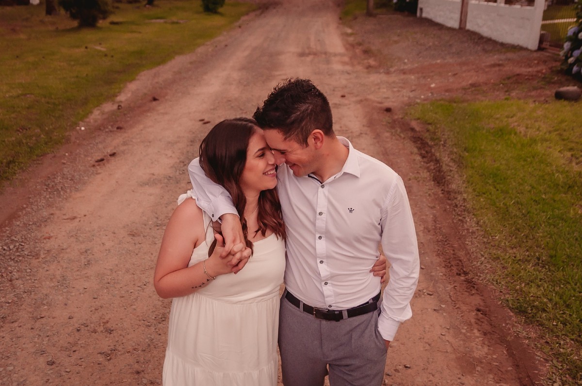 ensaio de casal em sao francisco de paula sao chico rs lago sao bernardo serra gaucha fotografo de casamento em sao leopoldo casal boeira pescaria vara de pesca pinheiros estrada de chão noiva noivo 