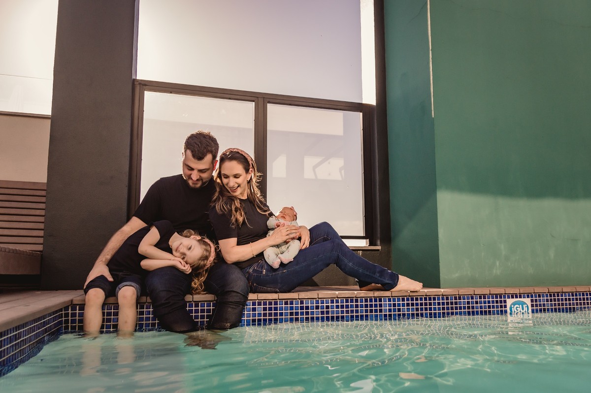 fotografo de familia em sao leopoldo ensaio de familia em casa em novo hamburgo fotos documentais primeiros dias do bebe em casa fotografias verdadeiras casal boeira