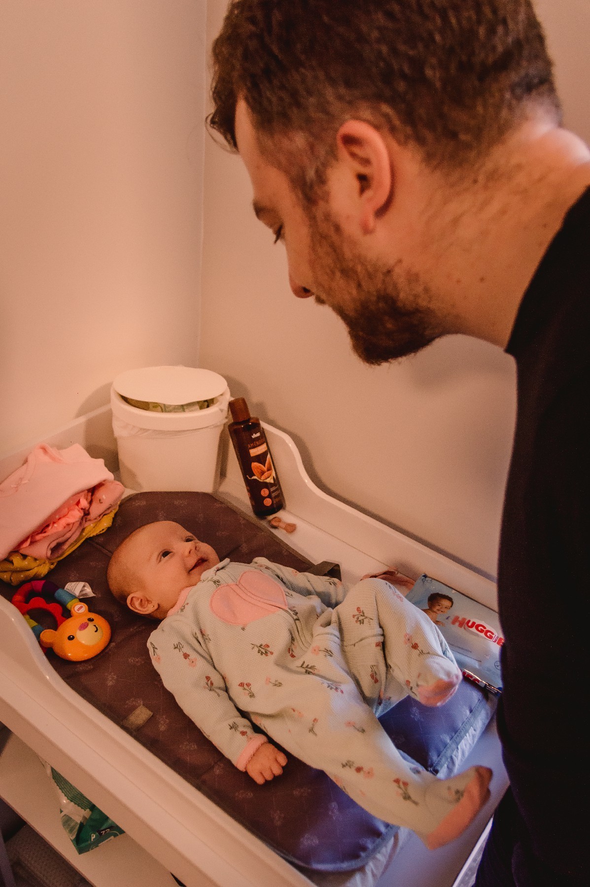 fotografo de familia em sao leopoldo ensaio de familia em casa em novo hamburgo fotos documentais primeiros dias do bebe em casa fotografias verdadeiras casal boeira