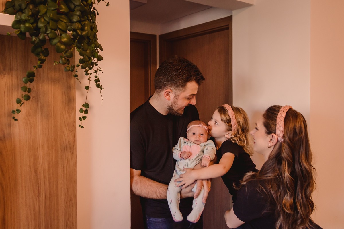 fotografo de familia em sao leopoldo ensaio de familia em casa em novo hamburgo fotos documentais primeiros dias do bebe em casa fotografias verdadeiras casal boeira