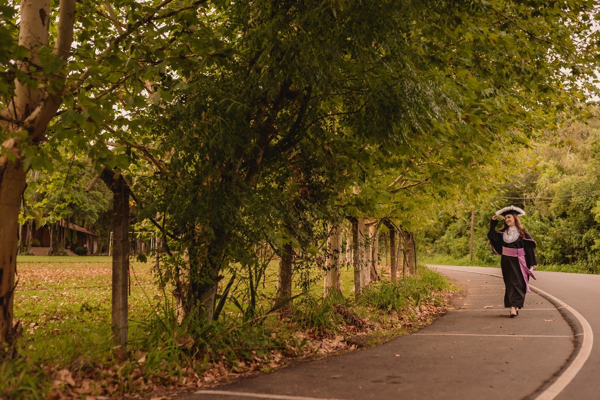 fotografo de formatura em sao leopoldo rs ensaio de formanda em teologia toga lilas ivoti casal boeira