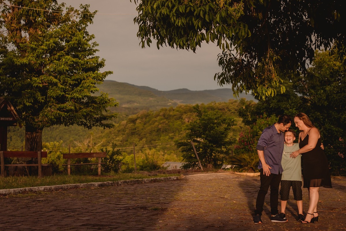 fotografo de formatura em sao leopoldo rs ensaio de formanda em teologia toga lilas ivoti casal boeira
