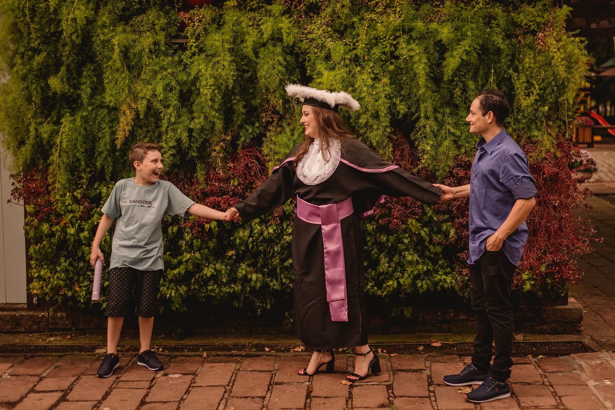 fotografo de formatura em sao leopoldo rs ensaio de formanda em teologia toga lilas ivoti casal boeira