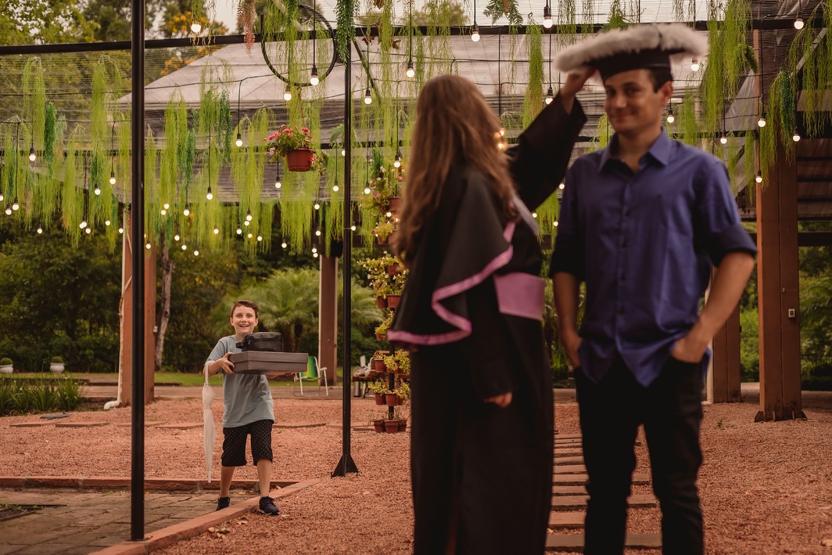 fotografo de formatura em sao leopoldo rs ensaio de formanda em teologia toga lilas ivoti casal boeira