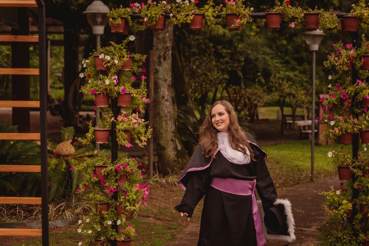 fotografo de formatura em sao leopoldo rs ensaio de formanda em teologia toga lilas ivoti casal boeira