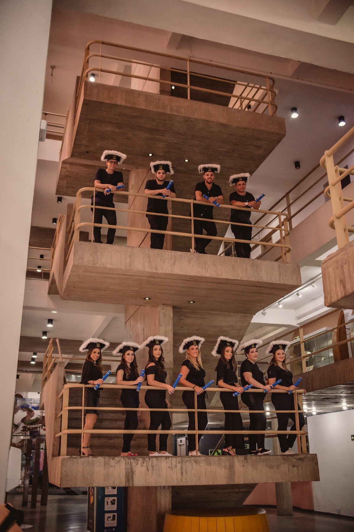fotografo de formatura em sao leopoldo formandos de arquitetura e urbanismo ulbra ensaio em grupo mario quintana poa casal boeira
