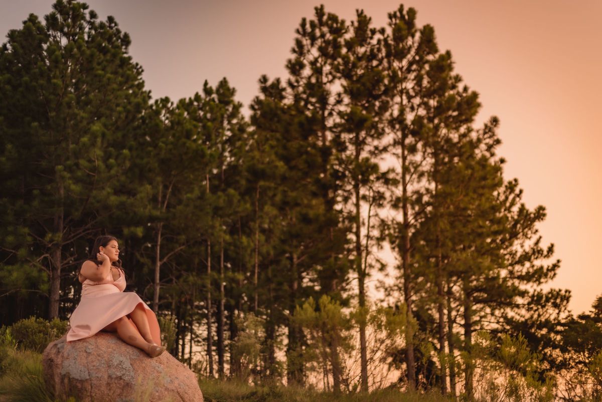 ensaio de debutante na serra gaucha sao chico canela gramado porto alegre rs fotografo de 15th casal boeira vestido de debutante rosa pinheiros por do sol pó colorido ruinas do cassino parque knijnick redencao poa rs fotografo profissional debutante