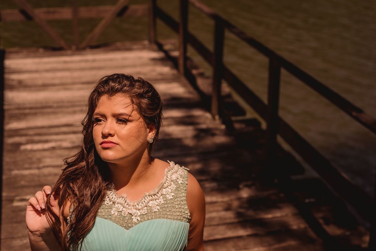 ensaio de debutante na serra gaucha sao chico canela gramado porto alegre rs fotografo de 15th casal boeira vestido de debutante rosa pinheiros por do sol pó colorido ruinas do cassino parque knijnick redencao poa rs fotografo profissional debutante