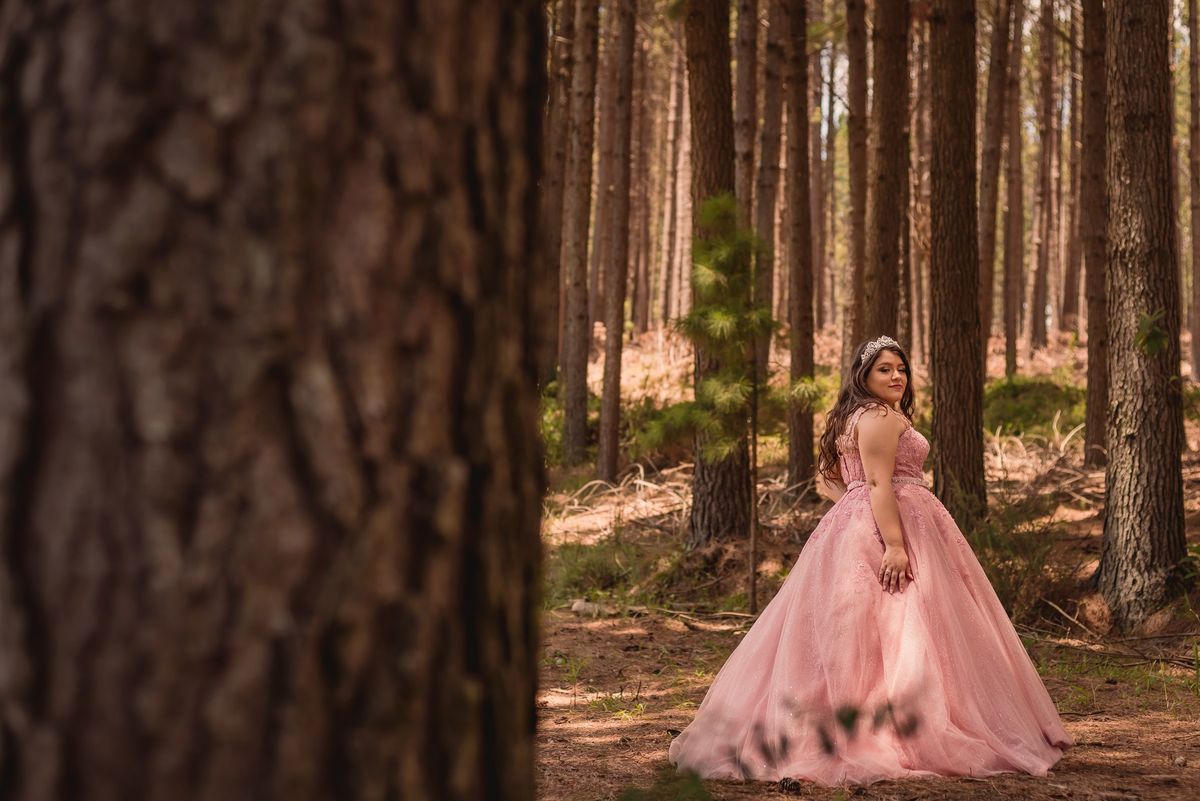 ensaio de debutante na serra gaucha sao chico canela gramado porto alegre rs fotografo de 15th casal boeira vestido de debutante rosa pinheiros por do sol pó colorido ruinas do cassino parque knijnick redencao poa rs fotografo profissional debutante