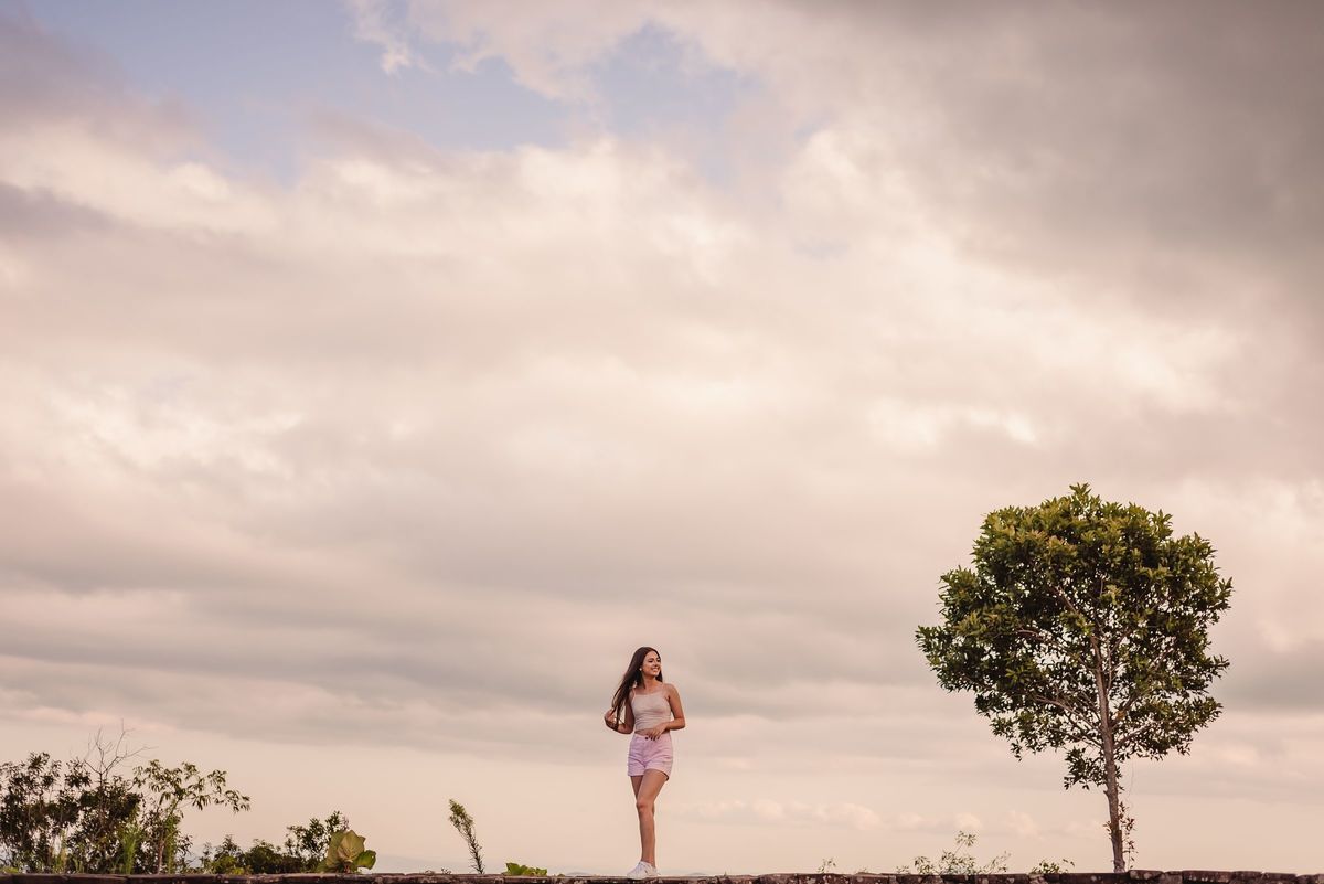 ensaio de 15th na serra gaucha rs
fotografo de debutante em sao leopoldo
gramado
canela
nova petropolis
linha brasil
casal boeira 
fotografo profissional de debutante
15 anos
linha brasil
paisagem 
pedra
por do sol
dia ensolarado
morro
vento no cabelo