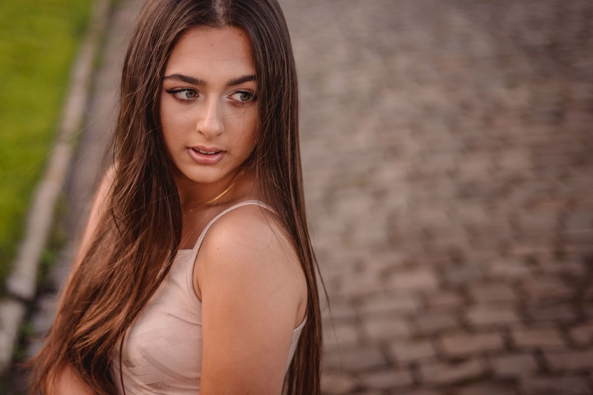 ensaio de 15th na serra gaucha rs
fotografo de debutante em sao leopoldo
gramado
canela
nova petropolis
linha brasil
casal boeira 
fotografo profissional de debutante
15 anos
linha brasil
paisagem 
pedra
por do sol
dia ensolarado
morro
vento no cabelo