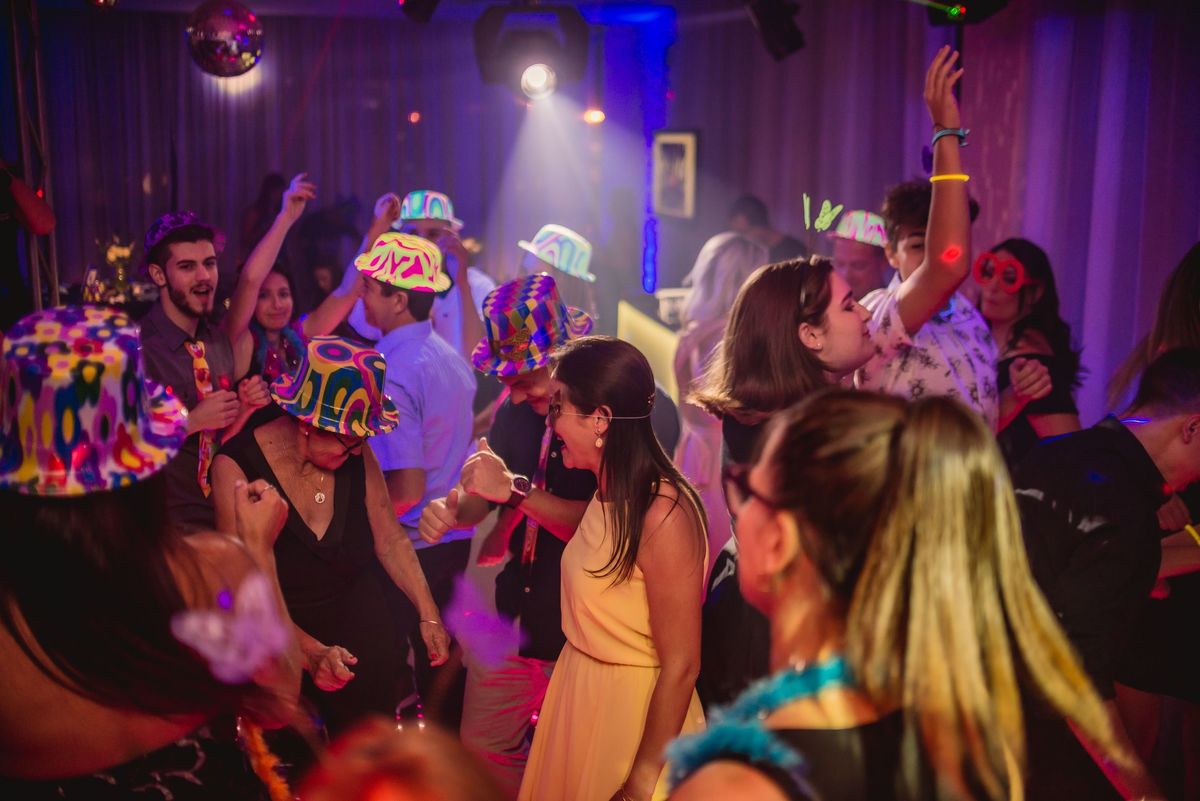 julia arnold fotografo de debutante em sao leopoldo festa de 15th em novo hamburgo saint haus vestido azul casal boeira
a divina noivas
mae
avó
pai
festa
all star branco
fotografo profissional de debutante
balada com os amigos
pista de led
dj
nh
sl