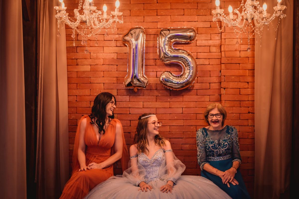 julia arnold fotografo de debutante em sao leopoldo festa de 15th em novo hamburgo saint haus vestido azul casal boeira
a divina noivas
mae
avó
pai
festa
all star branco
fotografo profissional de debutante
balada com os amigos
pista de led
dj
nh
sl