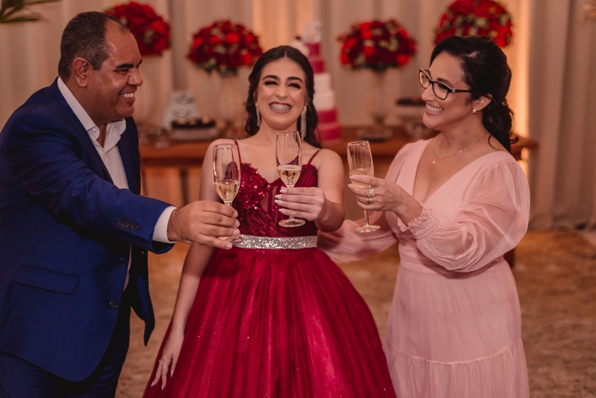 festa de 15th julia araujo fotografo de debutante rs canoas sao leopoldo festa de 15th 15 anos casare casal boeira
festao vestido bordo vermelho maquiagem make penteado casa rê eventos canoas rs casal de fotografos rio grande do sul balada amigas