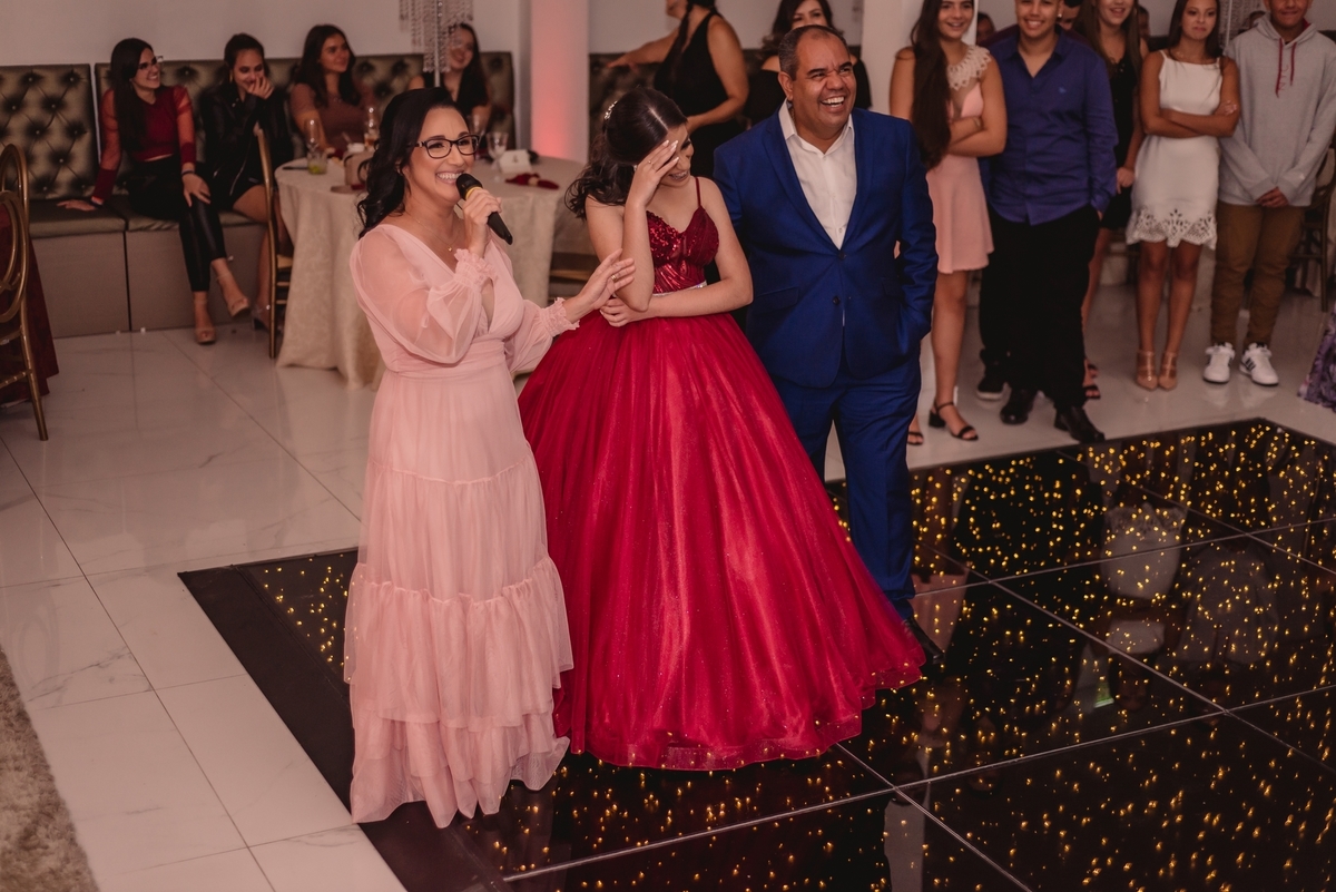 festa de 15th julia araujo fotografo de debutante rs canoas sao leopoldo festa de 15th 15 anos casare casal boeira
festao vestido bordo vermelho maquiagem make penteado casa rê eventos canoas rs casal de fotografos rio grande do sul balada amigas