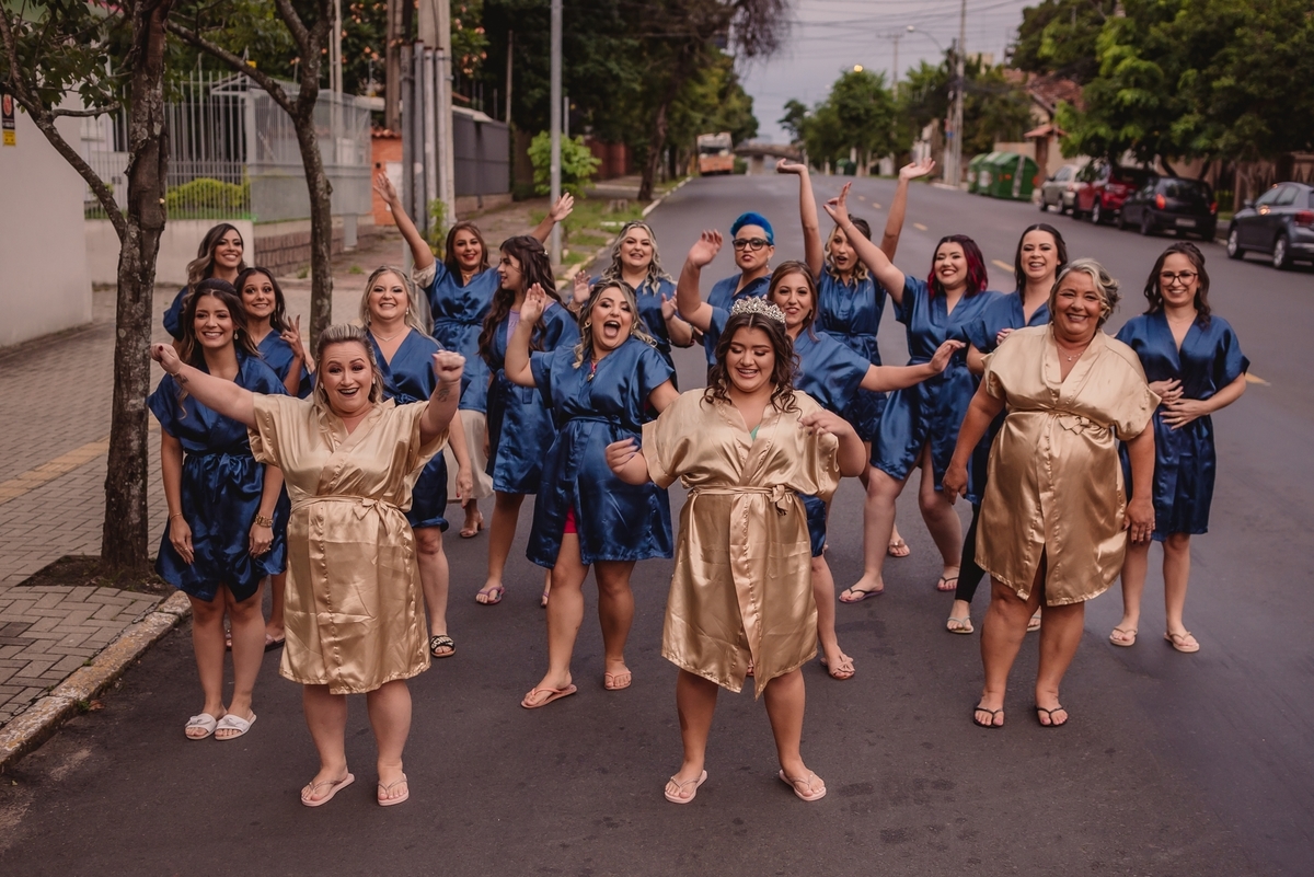 fotografo de debutante em sao leopoldo fotografia festa de 15th 15 anos the bohx sindec canoas rs casal boeira vestudo azul surpresa valsa coroa dancinha meninas familia amigas maquiagem penteado abraço surpresa coreografia cantando dançando dança