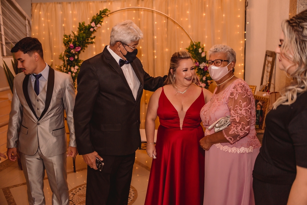 fotografo de debutante em sao leopoldo fotografia festa de 15th 15 anos the bohx sindec canoas rs casal boeira vestudo azul surpresa valsa coroa dancinha meninas familia amigas maquiagem penteado abraço surpresa coreografia cantando dançando dança