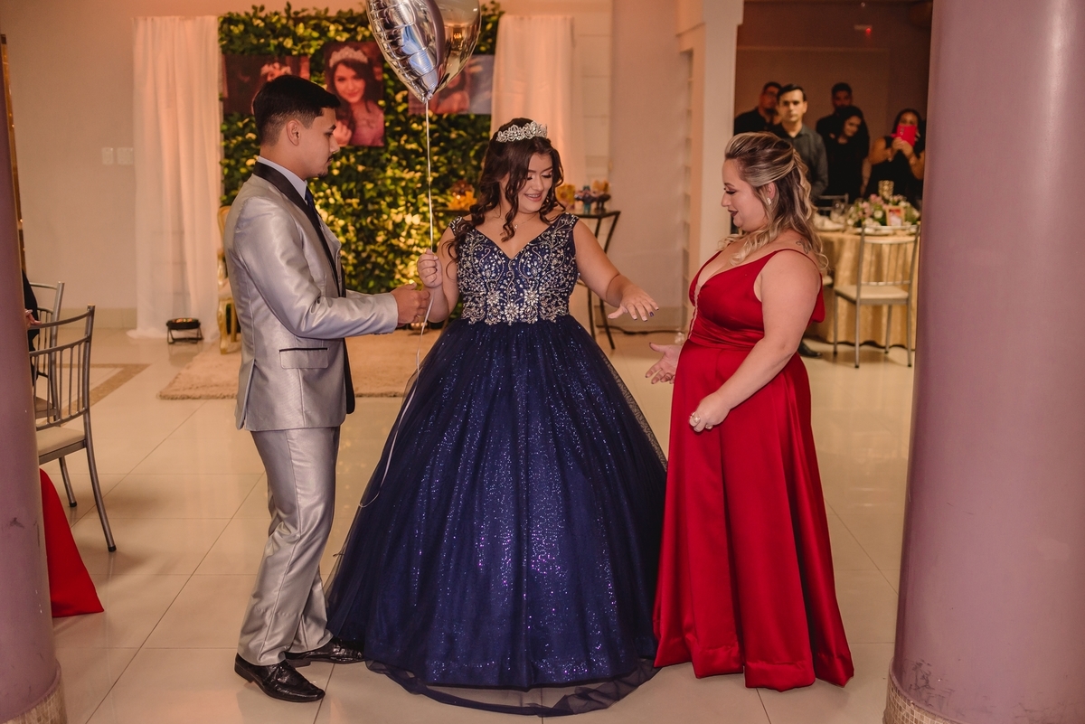 fotografo de debutante em sao leopoldo fotografia festa de 15th 15 anos the bohx sindec canoas rs casal boeira vestudo azul surpresa valsa coroa dancinha meninas familia amigas maquiagem penteado abraço surpresa coreografia cantando dançando dança