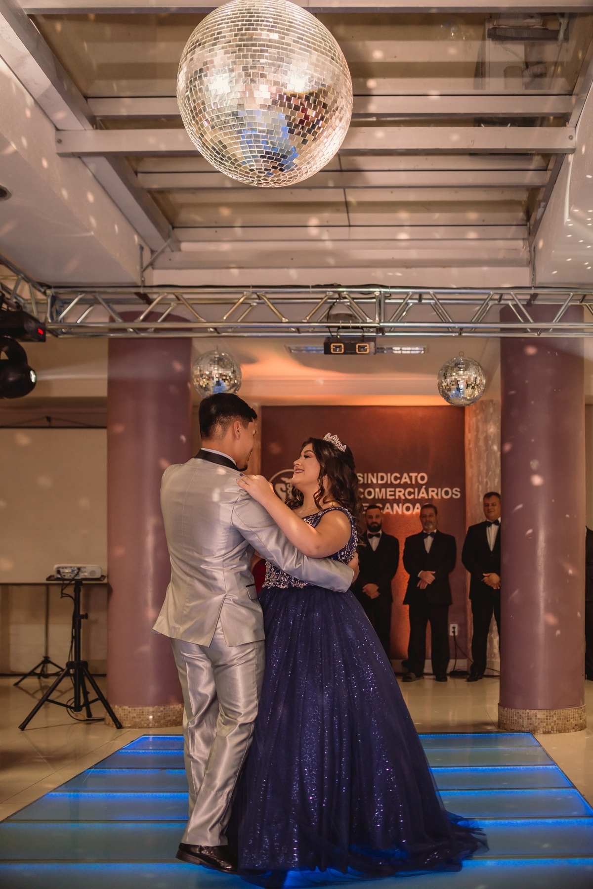 fotografo de debutante em sao leopoldo fotografia festa de 15th 15 anos the bohx sindec canoas rs casal boeira vestudo azul surpresa valsa coroa dancinha meninas familia amigas maquiagem penteado abraço surpresa coreografia cantando dançando dança