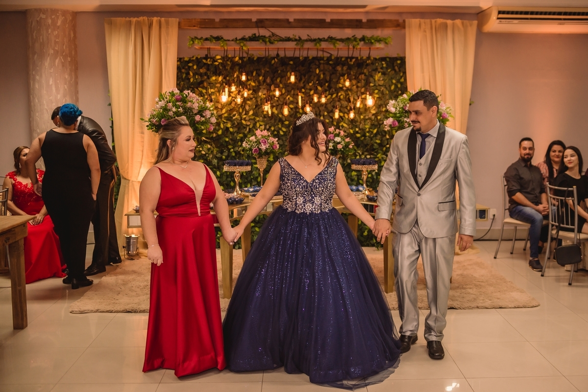 fotografo de debutante em sao leopoldo fotografia festa de 15th 15 anos the bohx sindec canoas rs casal boeira vestudo azul surpresa valsa coroa dancinha meninas familia amigas maquiagem penteado abraço surpresa coreografia cantando dançando dança