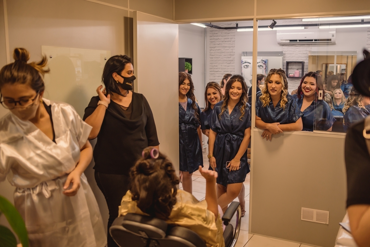 fotografo de debutante em sao leopoldo fotografia festa de 15th 15 anos the bohx sindec canoas rs casal boeira vestudo azul surpresa valsa coroa dancinha meninas familia amigas maquiagem penteado abraço surpresa coreografia cantando dançando dança
