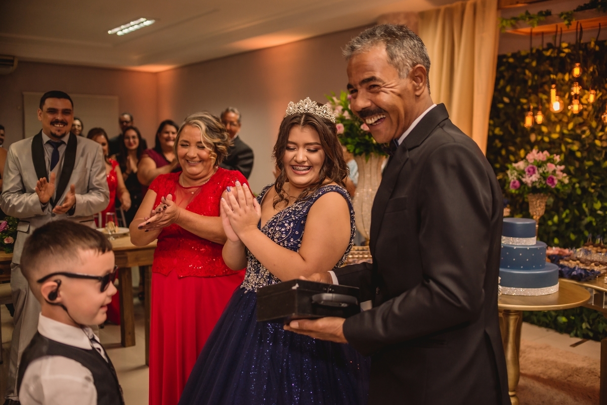 fotografo de debutante em sao leopoldo fotografia festa de 15th 15 anos the bohx sindec canoas rs casal boeira vestudo azul surpresa valsa coroa dancinha meninas familia amigas maquiagem penteado abraço surpresa coreografia cantando dançando dança