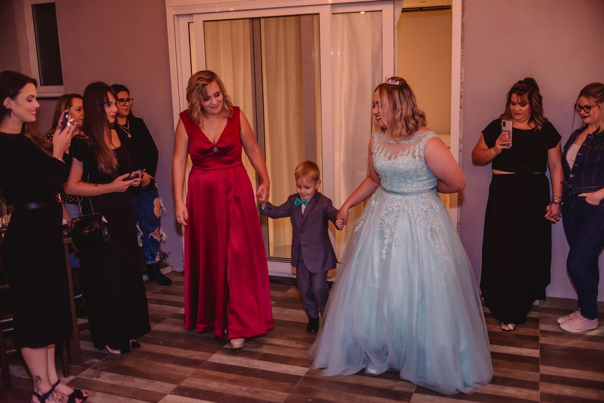 festa de 15th gabriele florencio fotografo de debutante em sao leopoldo rs festa de 15th no rio grande do sul look hair casal boeira vestido azul guitarra amigos familia make penteado debutante linda valsa com avo casa antiga festa em casa fotografia